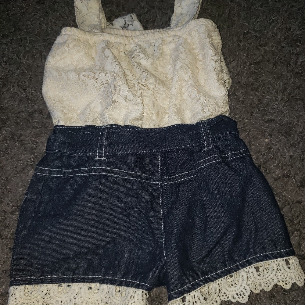 2 Rompers button snaps for easy pamper changes. - Picture 9 of 16
